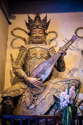 持国天王的法器是什么